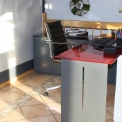 Schreibtisch mit versenkbaren Bilschirmen, Glasplatte mit Stahlwangen, Sideboard Lack, Anthrazit, Nettetal, Schreinerei Sötje