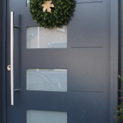 Haustür mit zwei Seitenteilen, Farbe Anthrazit Grau, Glas satiniert mit klaren Streifen, Nettetal, Schreinerei Sötje