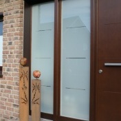 Haustür mit zwei Seitenteilen, Farbe Nussbaum, Glas satiniert mit klaren Streifen, Nettetal, Schreinerei Sötje