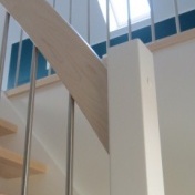 Einläufige Treppe als Zugang zu Spitzboden, Wangen Weiß, Stufen Massivholz, Tönisvorst, Schreinerei Sötje