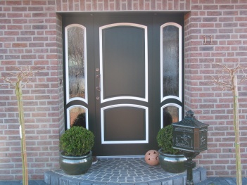 Haustür, zweifarbig mit Ornamentverglasung, Brüggen, Schreinerei Sötje